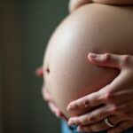 Ventre dur pendant la grossesse : comprendre les causes courantes et reconnaître les signes à ne pas négliger